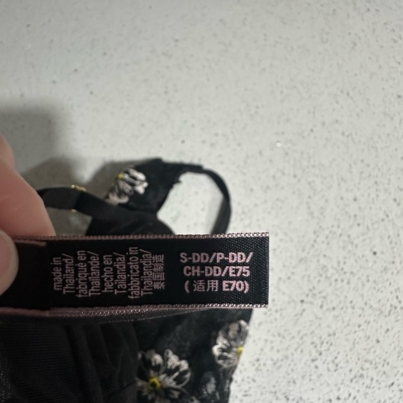 Victoria’s Secret Black Daisy Lace Bralette Size Small DD - Picture 4 of 4